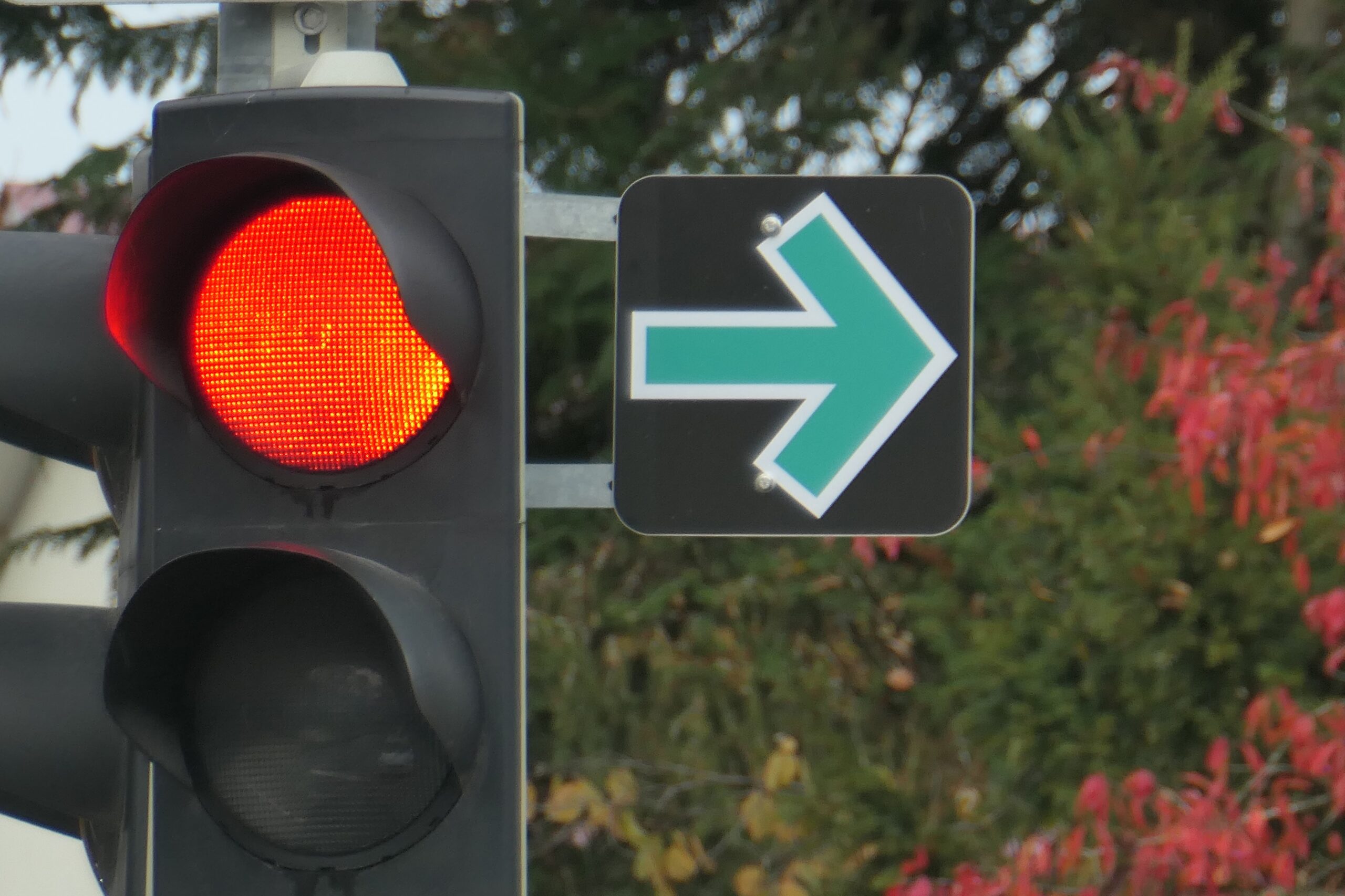 Grünpfeilschild an der Marxstraße Rottweil - Großaufnahme