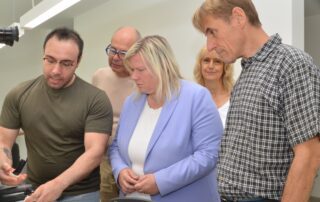 Von links: Abdullah Touma, Zahntechniker-Meister in spe, demonstriert einen Arbeitsgang in der Zahntechnik, CDU-Stadtverbandsvorsitzender Axel Wenzler und Bundestagsabgeordnete Maria-Lena Weiss sowie Karin und Markus Mayer folgen ihm.