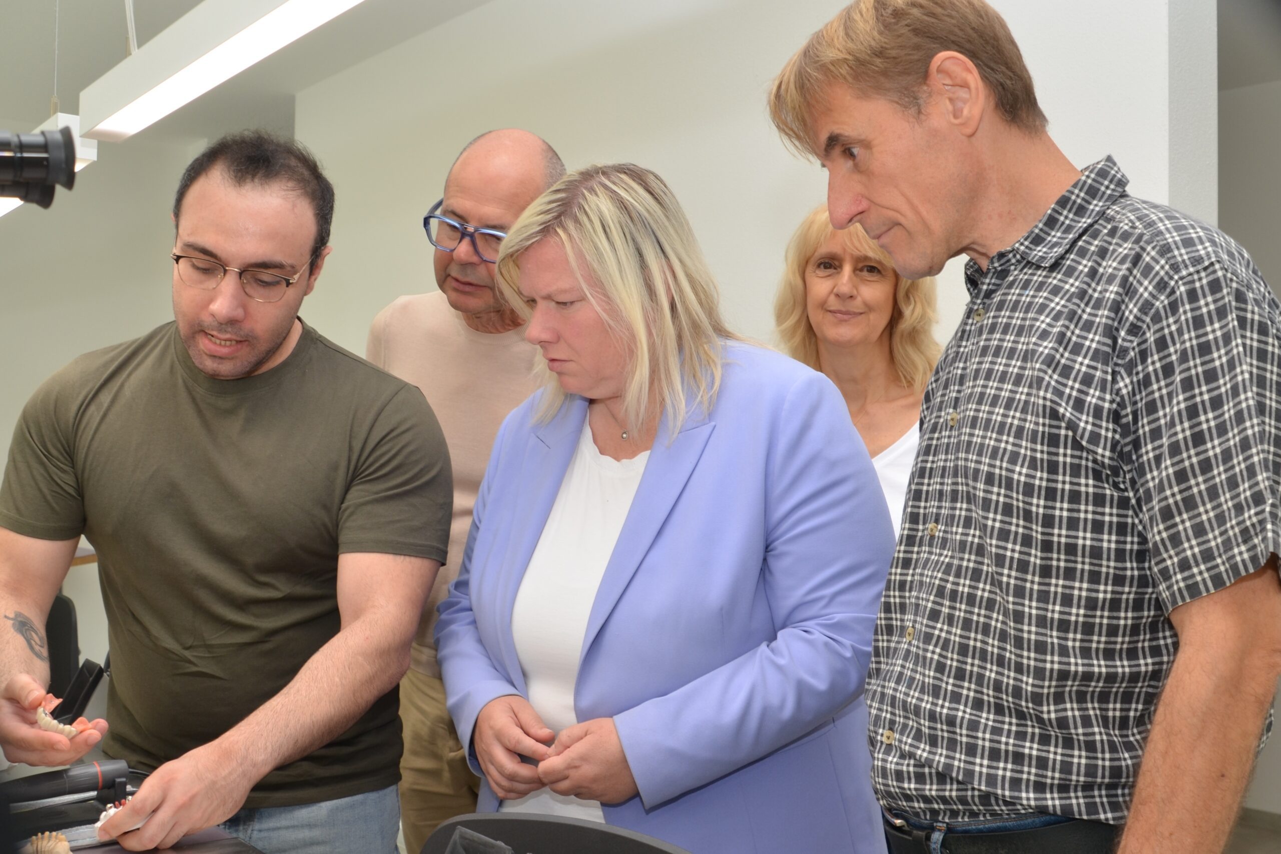 Von links: Abdullah Touma, Zahntechniker-Meister in spe, demonstriert einen Arbeitsgang in der Zahntechnik, CDU-Stadtverbandsvorsitzender Axel Wenzler und Bundestagsabgeordnete Maria-Lena Weiss sowie Karin und Markus Mayer folgen ihm.